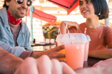 Bir grup arkadaş birlikte eğleniyor..