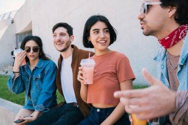 Bir grup arkadaş birlikte eğleniyor..