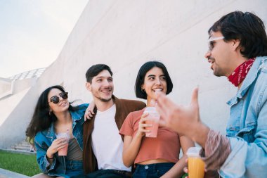 Bir grup arkadaş birlikte eğleniyor..