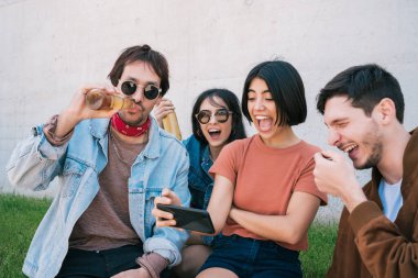 Bir grup arkadaş akıllı telefondan bir şey izliyor..