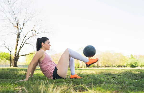 フィールドで練習している若い女性サッカー選手. — ストック写真