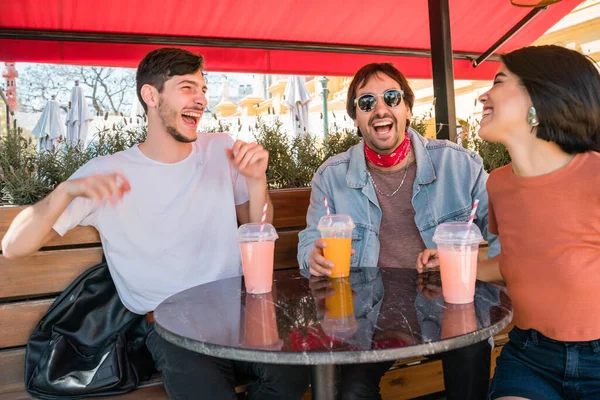 Grupo de amigos divirtiéndose juntos. — Foto de Stock