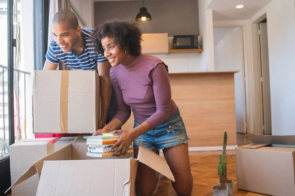 Latin couple unpacking at their new house. — Stock Photo, Image