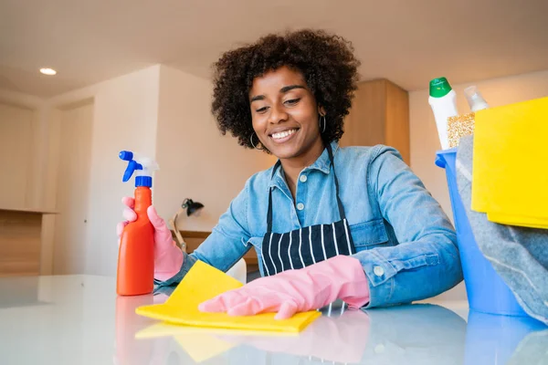 Afrofrau putzt neues Zuhause. — Stockfoto