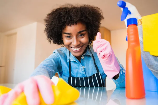 Afro woman cleaning new home. — Stock Photo, Image