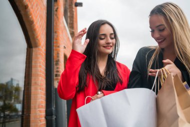 İki genç arkadaş birlikte alışveriş yapıyor..