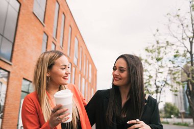 Dışarıda birlikte yürüyen iki genç arkadaş..