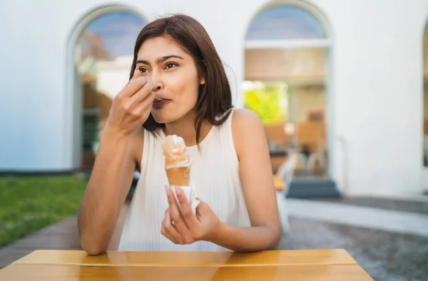 Žena těší a jíst zmrzlinu. — Stock fotografie