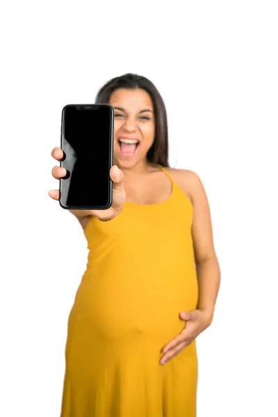 Mujer embarazada mostrando la pantalla del teléfono móvil. —  Fotos de Stock