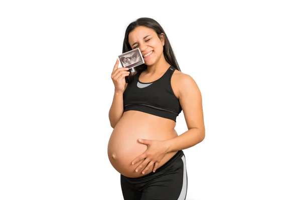 Hamile bir kadın ultrasonun fotoğrafını tutuyor.. — Stok fotoğraf