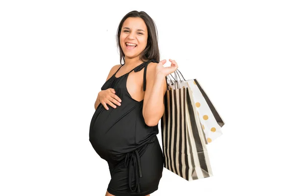 Ciężarna kobieta trzymająca torby na zakupy. — Zdjęcie stockowe