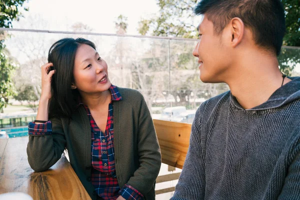 Asiatisches Paar verbringt gute Zeit zusammen. — Stockfoto