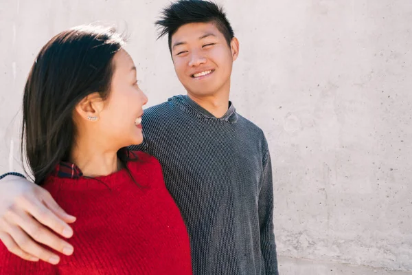 Asiatisch pärchen having gut zeit zusammen. — Stockfoto