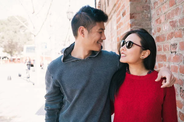 Asiatisches Paar zu Fuß in der Stadt. — Stockfoto