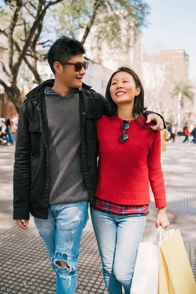 Asiatisches Paar zu Fuß in der Stadt. — Stockfoto