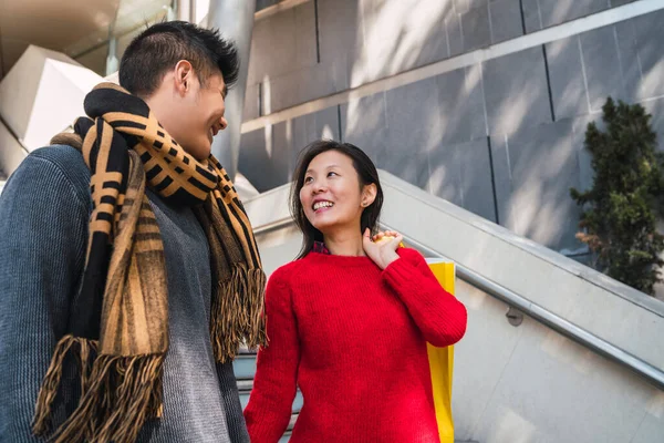 Asiatisches Paar shoppt im Einkaufszentrum. — Stockfoto