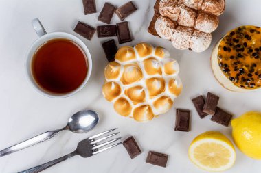 Mini çikolata, limonlu turta ve tutkulu meyveli kek..