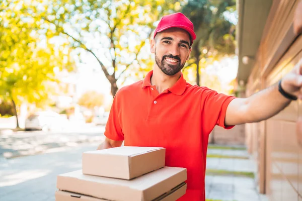 Uomo di consegna con scatola di pizza suonando campanello della casa.. — Foto Stock