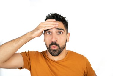 Endişeli görünen genç adamın portresi.