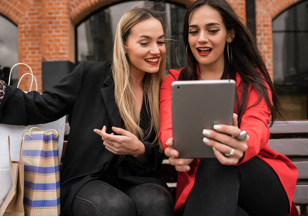 Два молодых друга с помощью цифрового планшета.