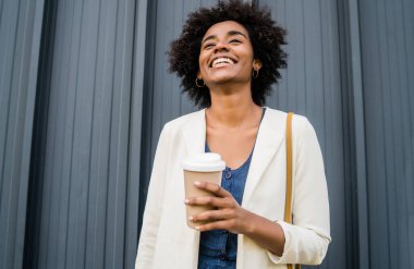 Dışarıdaki afro iş kadınının portresi.