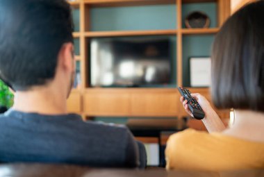 Çift evde kalırken birlikte vakit geçiriyor..