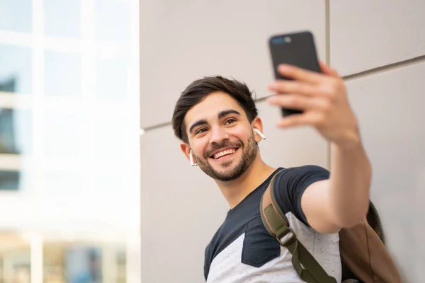 Πορτρέτο του νεαρού άνδρα λήψη selfie με το τηλέφωνο σε εξωτερικούς χώρους. — Φωτογραφία Αρχείου