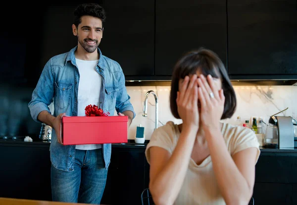 Erkek, kız arkadaşına hediyeyle sürpriz yapıyor.. — Stok fotoğraf