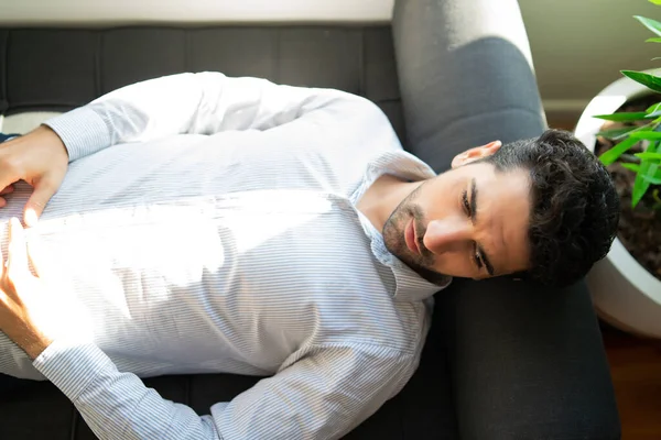 Man berbaring di cocuh selama sesi terapi. — Stok Foto