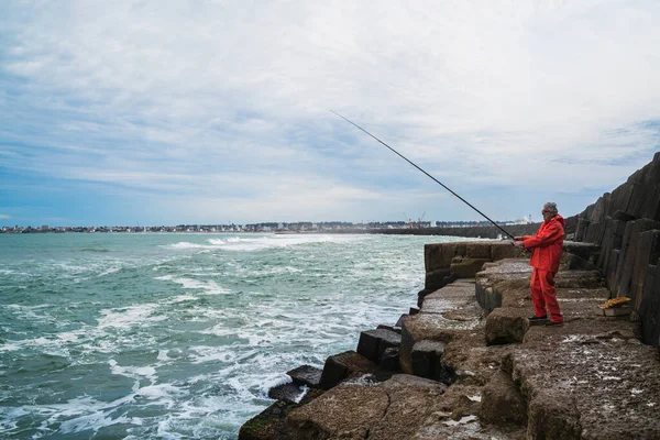 Vieil homme pêchant dans la mer. — Photo