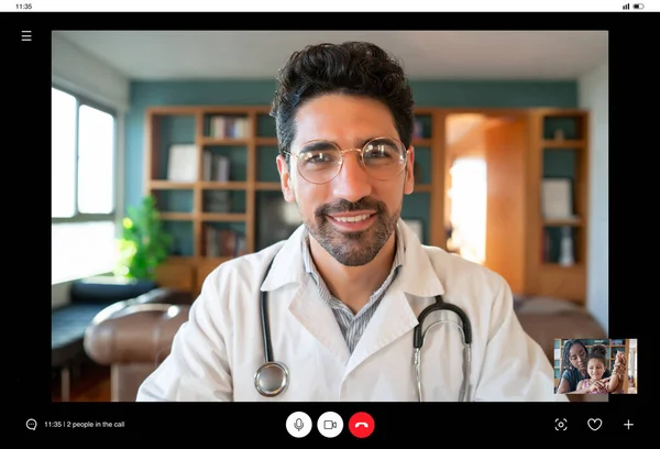 Dokter pada panggilan video dengan pasien. — Stok Foto