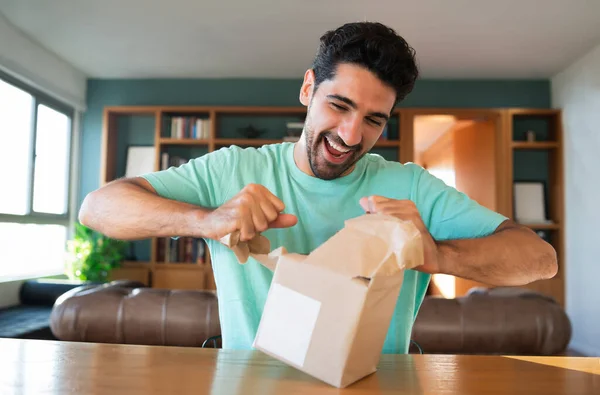 Sürpriz adam hediye kutusunu açıyor.. — Stok fotoğraf