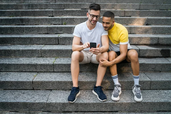 Homosexuelle Paare verbringen Zeit miteinander, während sie telefonieren. — Stockfoto
