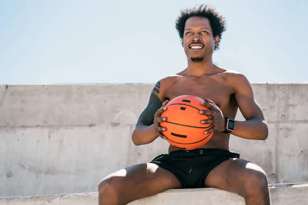 Αφρο αθλητή που κρατά μια μπάλα μπάσκετ έξω. — Φωτογραφία Αρχείου