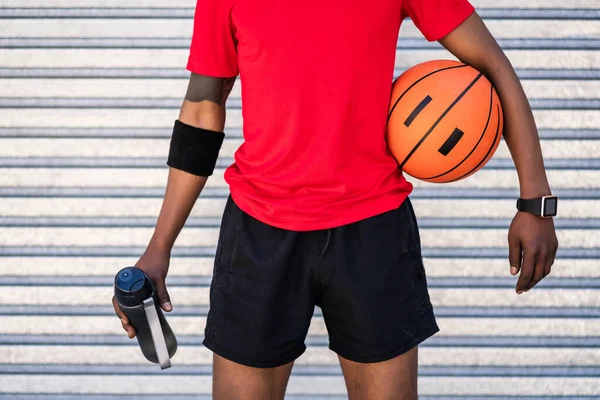 Afro atleta hombre sosteniendo una pelota de baloncesto al aire libre. —  Fotos de Stock