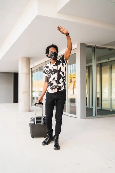 Afro turist man ringer en taxi på gatan. — Stockfoto