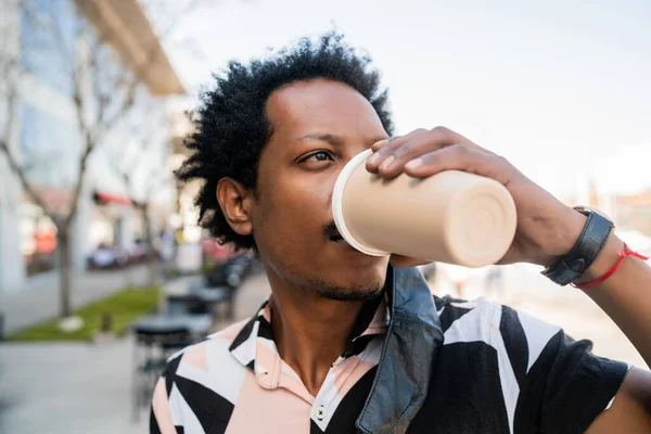 Afro man dricker en kopp kaffe utomhus. — Stockfoto