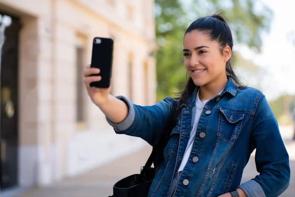 Νεαρή γυναίκα που παίρνει selfies με τηλέφωνο. — Φωτογραφία Αρχείου