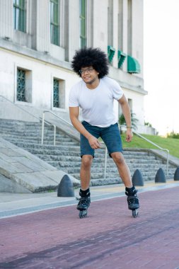 Latin adam sokakta paten kayıyor.