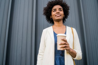 Dışarıdaki afro iş kadınının portresi.