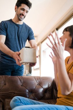 Erkek, kız arkadaşına hediyeyle sürpriz yapıyor..