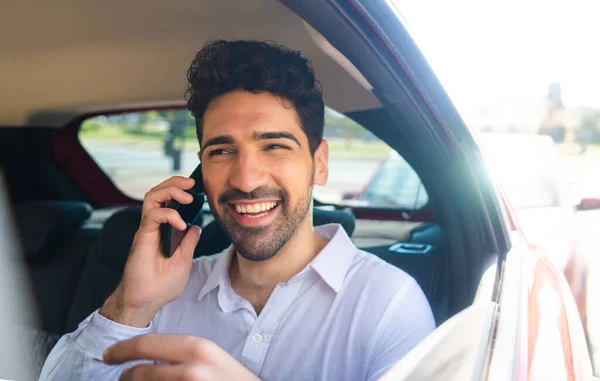 Empresario hablando por teléfono en coche. — Foto de Stock