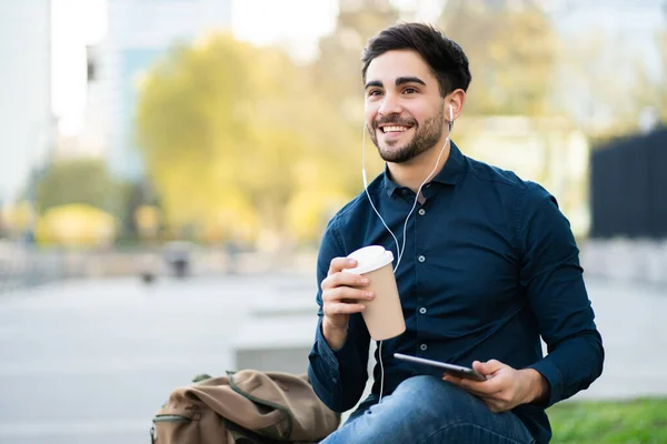 Νεαρός που χρησιμοποιεί ψηφιακό tablet σε εξωτερικούς χώρους. — Φωτογραφία Αρχείου