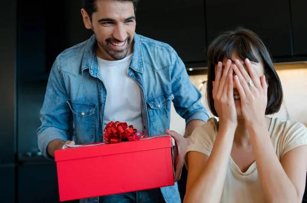 Erkek, kız arkadaşına hediyeyle sürpriz yapıyor.. — Stok fotoğraf