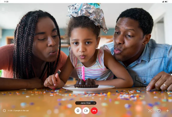 Familjen firar födelsedag på ett videosamtal. — Stockfoto