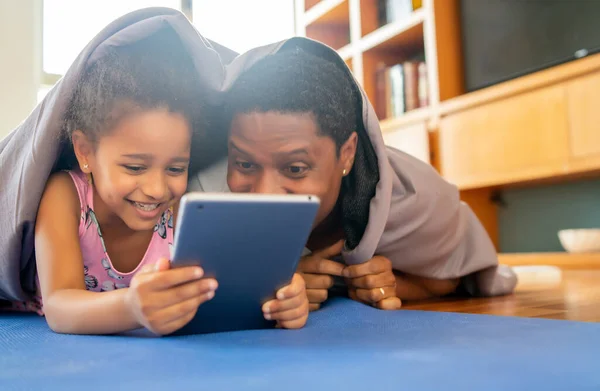 Padre e figlia utilizzando tablet digitale a casa. — Foto Stock