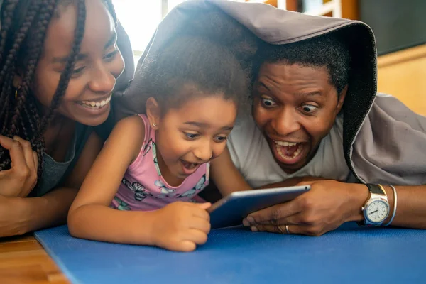 Familj som använder digital surfplatta hemma. — Stockfoto