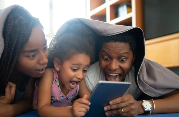 Famiglia utilizzando tablet digitale a casa. — Foto Stock