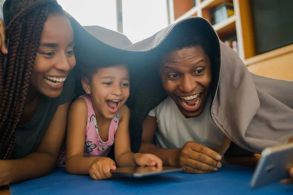 Famille prenant un selfie avec téléphone. — Photo