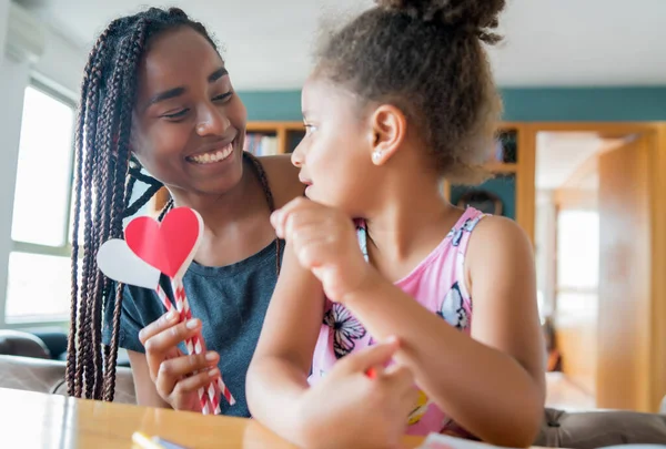 Mor och dotter umgås hemma. — Stockfoto